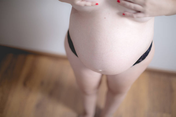 Vista Embarazada desde arriba - Foto, imagen