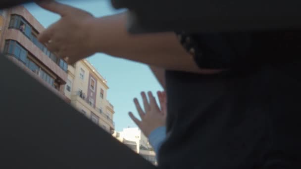 Люди підтримують медичних працівників з оплесками під час блокування коронавірусу
 - Кадри, відео
