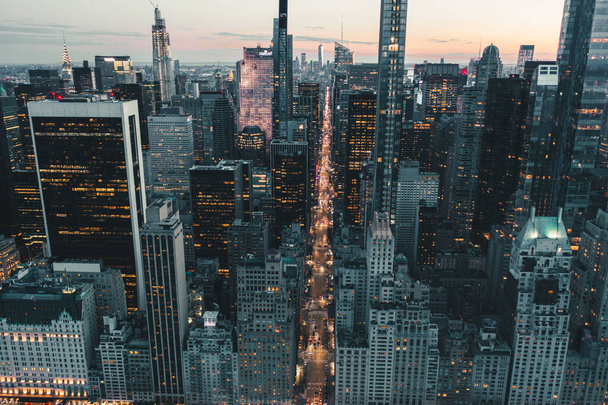 Драматичний вид темного епосу Мангеттен, Нью-Йорк авеню відразу після заходу сонця з City Lights - Фото, зображення