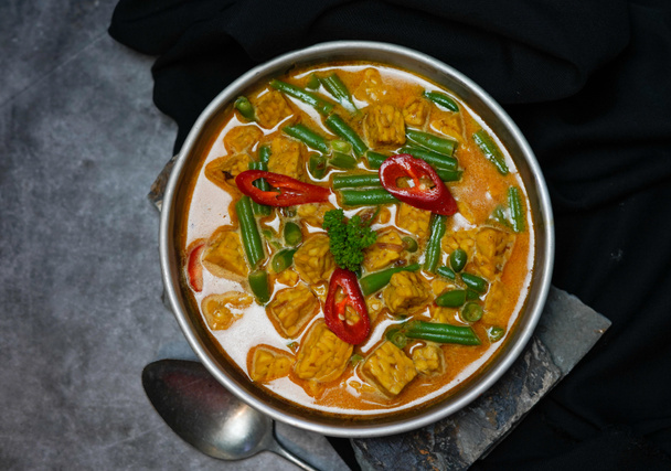 Sayur tempe buncis kuah santan, Tempeh y judías verdes cocidas en curry y leche de coco
 - Foto, imagen
