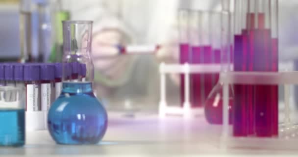 Scientifique inconnu tenant un test sanguin positif Covid-19 en laboratoire
 - Séquence, vidéo