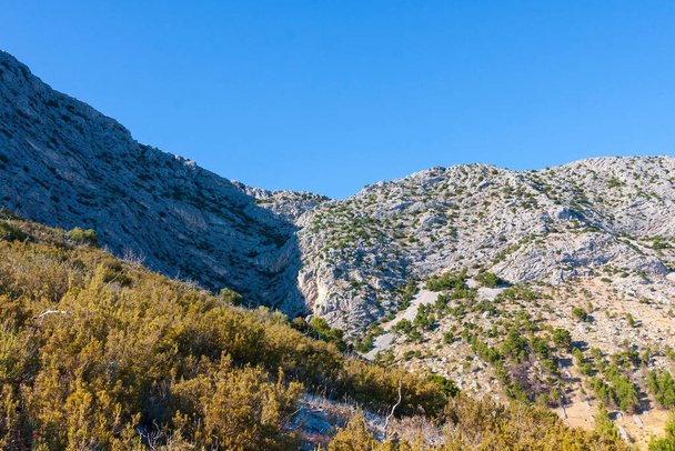 Pohled na krajinu z hor nad Ivanem Dolačem na ostrově Hvar v Chorvatsku. - Fotografie, Obrázek