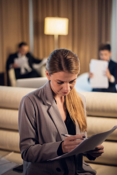 Eine junge hübsche Geschäftsfrau während ihrer Rede in einem Hotel - Foto, Bild