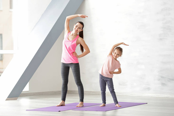 Madre e hija haciendo ejercicio en interiores
 - Foto, Imagen