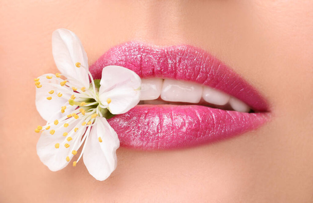 Çiçekli güzel genç bayanın dudakları, yakın plan. - Fotoğraf, Görsel