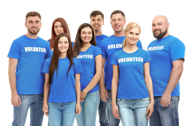Gruppe junger Freiwilliger auf weißem Hintergrund - Foto, Bild