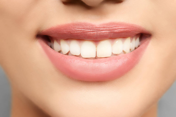 Jeune femme avec des dents saines, gros plan
 - Photo, image