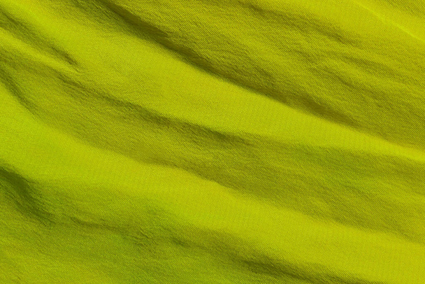 Rozmazaný obraz žluté textilní textury, žlutá barva, horizontální pohled. Abstraktní textura textury pozadí, prostor pro text. - Fotografie, Obrázek