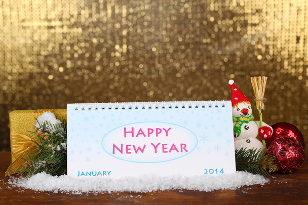 Calendario, Decoración de Año Nuevo y abeto sobre fondo dorado brillante
 - Foto, imagen