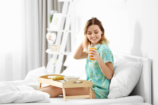 fiatal gyönyörű nő együtt reggelizik az ágyban - Fotó, kép