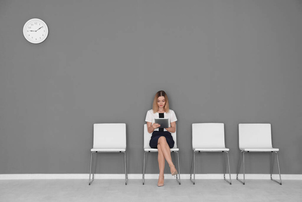 Mujer joven esperando entrevista de trabajo en la sala
 - Foto, Imagen
