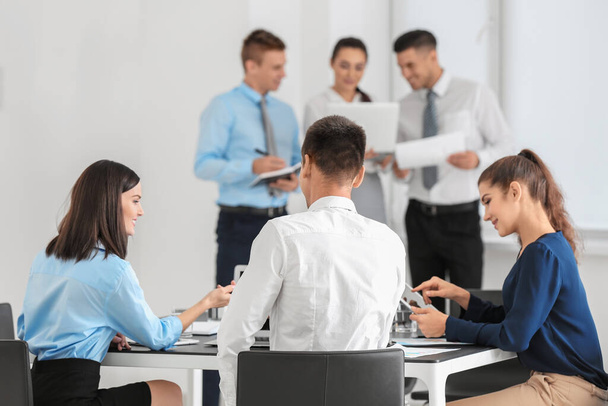 Команда молодых консультантов по вопросам бизнес-встречи в офисе
 - Фото, изображение