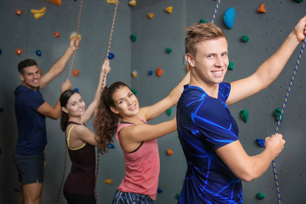 Groupe de jeunes dans le gymnase d'escalade
 - Photo, image
