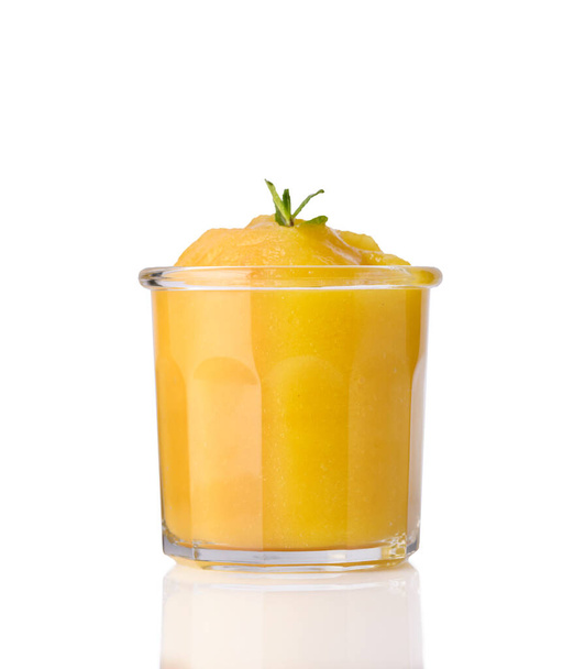 smoothies, mango smoothie in een glas - Foto, afbeelding