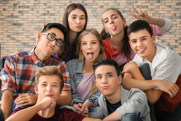 Група смішних підлітків в приміщенні
 - Фото, зображення