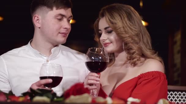 Man and woman having first date in fancy restaurant - Filmati, video
