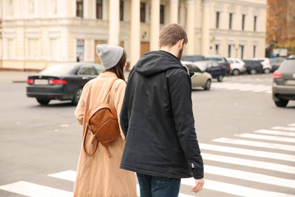 Trendiges Hipster-Paar geht gemeinsam im Freien spazieren - Foto, Bild