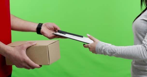 Vrouw ontvangt en ondertekent pakket van postbode - Video
