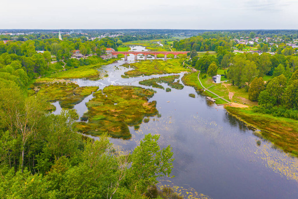 Hermosa foto panorámica de vista aérea desde el avión no tripulado volador hasta la cascada Venta Rapid, la cascada más ancha de Europa y el tercer puente de ladrillo más largo de Europa en un día de verano en Kuldiga, Letonia. (serie
) - Foto, imagen