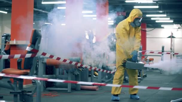 Fumigação de uma academia realizada por um trabalhador de desinfecção
 - Filmagem, Vídeo