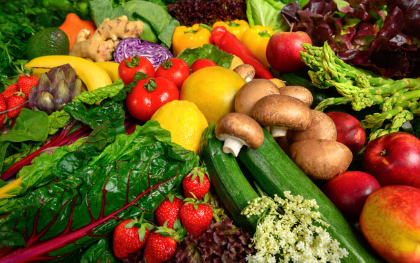Meyve ve sebzelerin pek çok iştah açıcı renkte düzenlenmesi, sağlıklı bir bitkisel yaşam tarzını ve kendi bakımını sürdürmeye davet ediyor. - Fotoğraf, Görsel