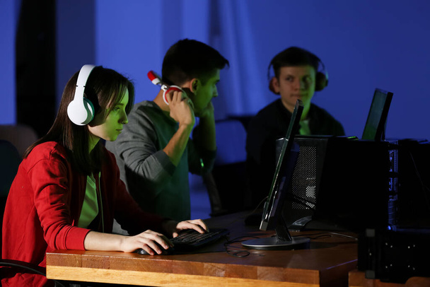 Junge Leute spielen Videospiele bei Turnier - Foto, Bild