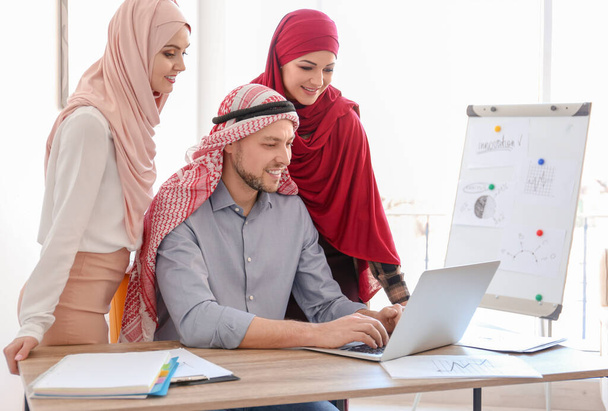 Muszlim üzletember munkatársakkal az irodában - Fotó, kép