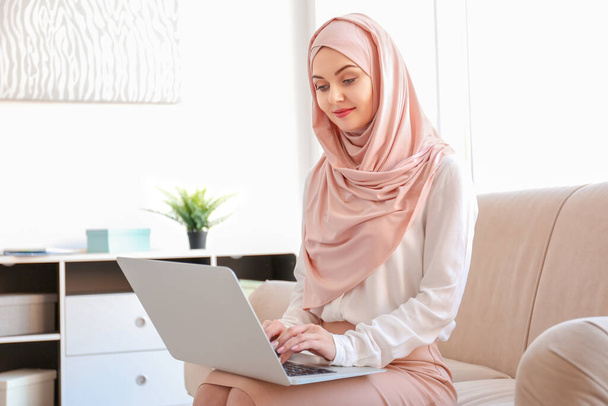 Muszlim üzletasszony hagyományos ruhában a munkahelyen - Fotó, kép