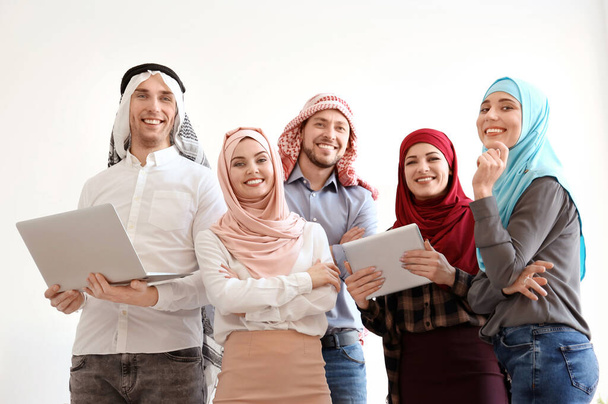 Employés de bureau musulmans en vêtements traditionnels ayant des réunions d'affaires à l'intérieur
 - Photo, image