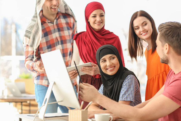 Toimiston työntekijät ja heidän muslimikollegansa, joilla on liiketapaaminen virassa - Valokuva, kuva