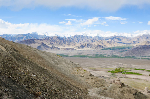 Panorama Stok Valley zelených polí a indické Himaláje pohoří, s buddhistické stúpy svatyně, populární turistickou destinací ve Stok, Ladakh, Indie - Fotografie, Obrázek