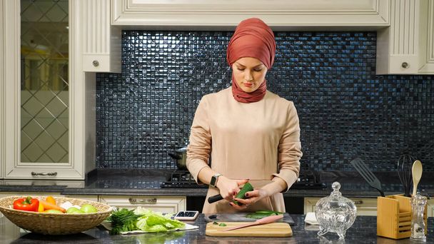 femme au foyer prépare le dîner pour couper les légumes en famille
 - Photo, image