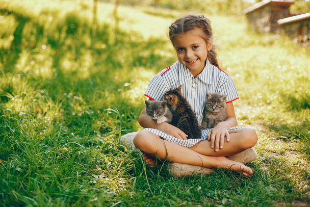 hermosa chica con gatos
 - Foto, Imagen