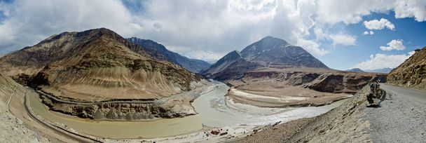 A Shan völgyének panorámája az Indus folyóval a Srinagar-Leh autópálya közelében, Ladakh, India - Fotó, kép