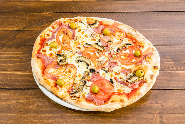 Pizza valmistettu parhaista ainesosista
 - Valokuva, kuva