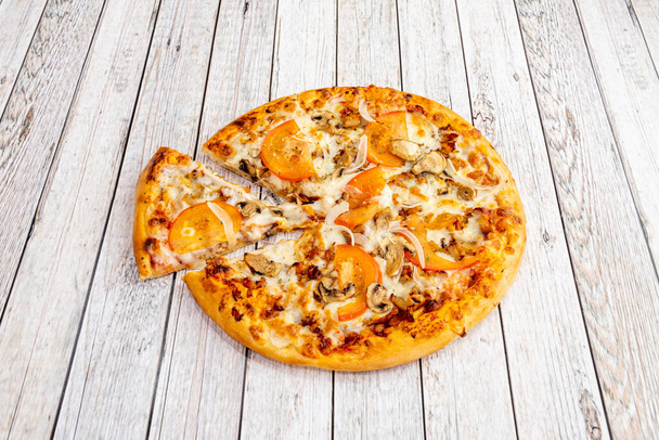 Pizza elaborada con los mejores ingredientes
 - Foto, imagen