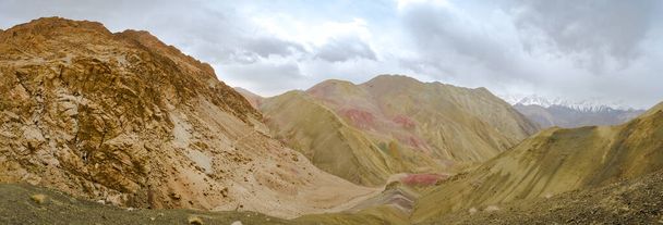 Száraz hegyi rang tájak az indiai Himalája közelében Leh, Ladak, India. - Fotó, kép