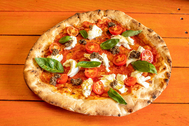 Pizza italiana recém-assada
 - Foto, Imagem