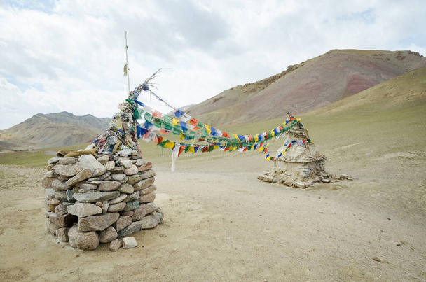 Milestone ve Tibet tarzı bayraklar Hindistan 'daki Ladak sıradağları üzerinde - Fotoğraf, Görsel