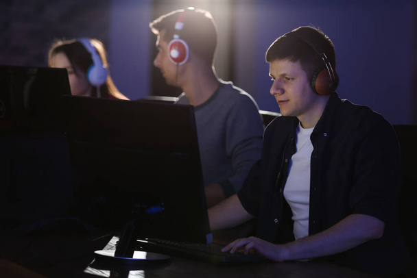 Giovani che giocano ai videogiochi al torneo
 - Foto, immagini