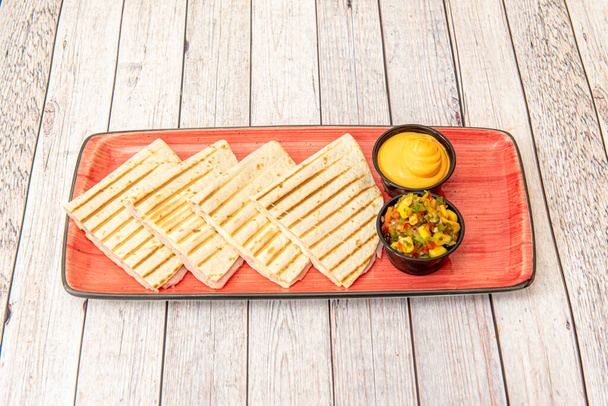 Imagem de Quesadillas recheadas feitas em restaurante
 - Foto, Imagem