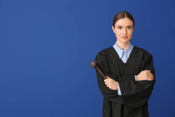 Juíza feminina sobre fundo de cor
 - Foto, Imagem