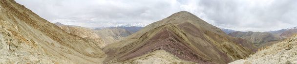 Suchá hora se rozprostírala v krajině indické Himálaje nedaleko Leh, Ladak, Indie. - Fotografie, Obrázek