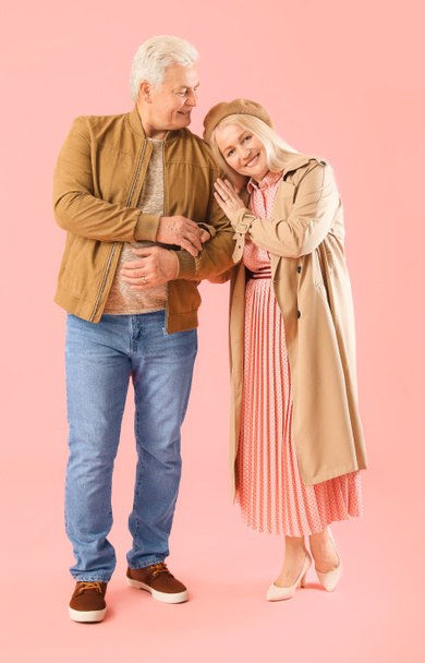 Porträt eines glücklichen älteren Ehepaares auf farbigem Hintergrund - Foto, Bild