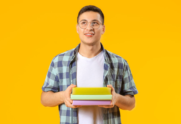 Портрет студента мужского пола на цветном фоне
 - Фото, изображение