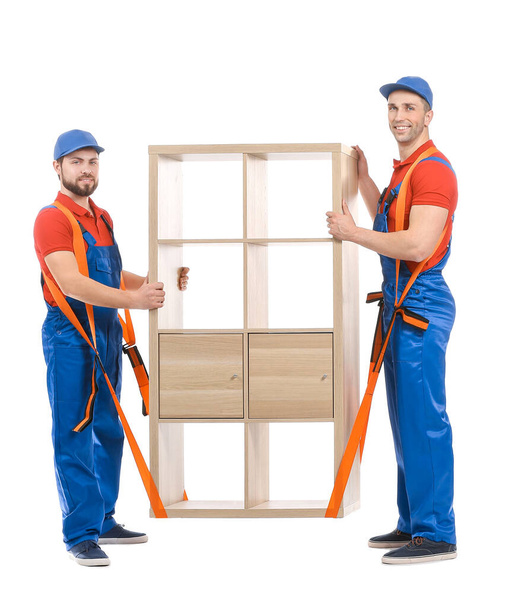 Cargadores que transportan muebles mediante el uso de cinturones de carga sobre fondo blanco
 - Foto, Imagen