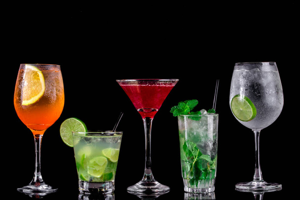 värikkäitä cocktaileja mustalla taustalla
 - Valokuva, kuva