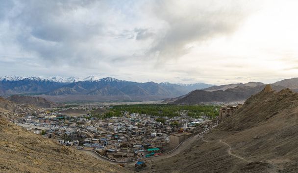 Tsemo Maitreya Tapınağı 'ndan Leh şehrinin Panoraması, Himalayalar dağ sıraları ve yeşil vadi, Ladakh Union Bölgesi, Hindistan - Fotoğraf, Görsel
