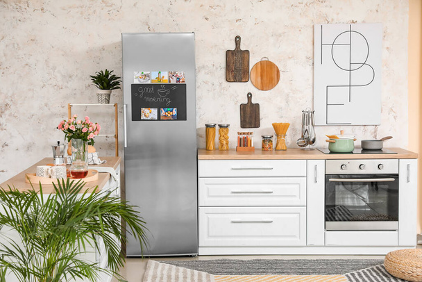 Интерьер современной кухни с холодильником
 - Фото, изображение