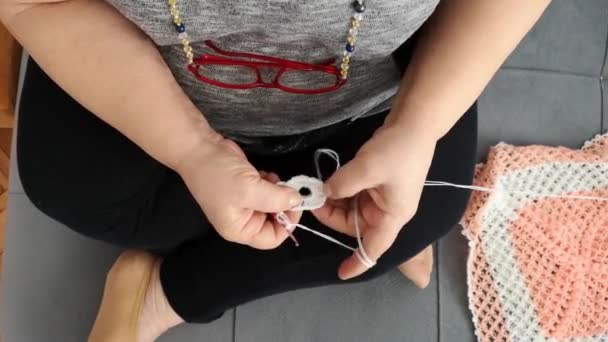 Mujer mayor haciendo artesanía hobby en casa durante tiempos de cuarentena de encierro
 - Metraje, vídeo